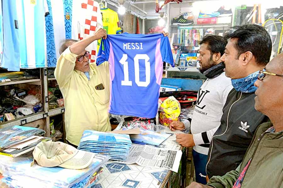 আর্জেন্টিনার জার্সি কিনছেন এক সমর্থক, বনগাঁয়। নিজস্ব চিত্র