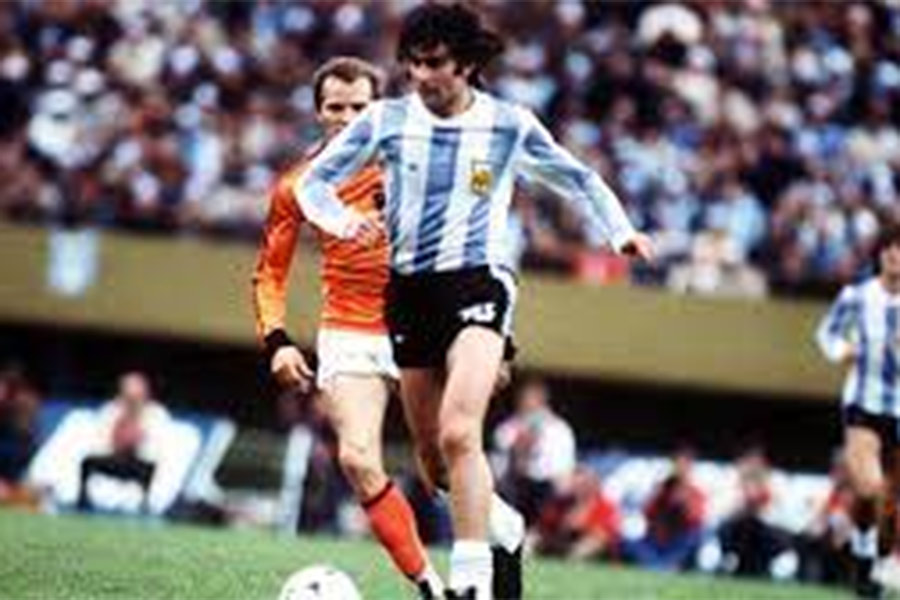 সাল ১৯৭৮। প্রথম বার বিশ্বকাপ জয়ের স্বাদ পায় আর্জেন্টিনা। ড্যানিয়েল পাসারেল্লার অধিনায়কত্বে সেই স্বপ্নপূরণের কারিগর ছিলেন মারিও কেম্পেস, লিওপোলদো লুকেরা।