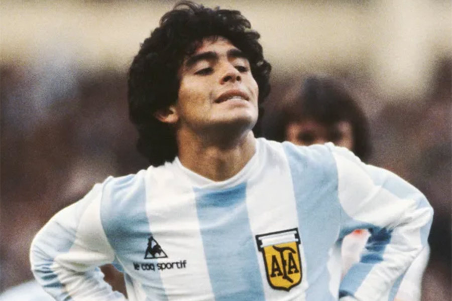 তত দিনে অবশ্য দিয়েগো মারাদোনাকে দেখে ফেলেছিল গোটা বিশ্ব। কিন্তু ’৭৮ এর বিশ্বকাপে জায়গা হয়নি মারাদোনার। যা নিয়ে বিতর্ক কম হয়নি।