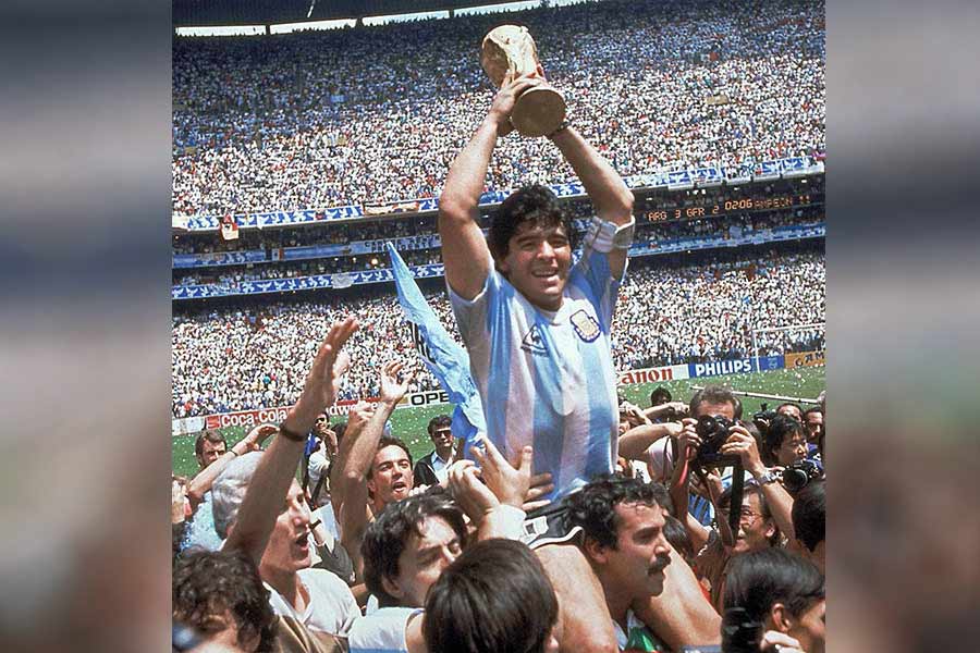 ১৯৮৬ সালে দ্বিতীয় বিশ্বকাপ জেতে মারাদোনার আর্জেন্টিনা। প্রতিযোগিতার সেরা খেলোয়াড়ও নির্বাচিত হন তিনি।