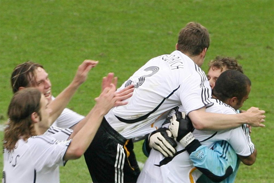 কোয়ার্টার ফাইনালে জার্মানির কাছে হেরে বিদায় নিতে হয়ে মেসিদের।