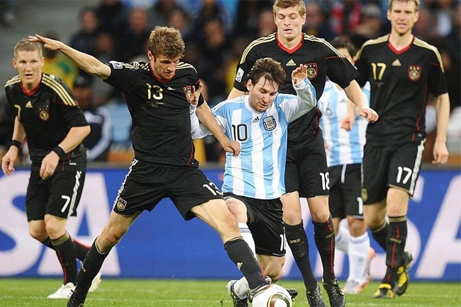 ২০১০ সালের বিশ্বকাপের আগে অবশ্য নিজেকে প্রতিষ্ঠিত করে ফেলেছিলেন মেসি। সে বার আর্জেন্টিনার দায়িত্বে ছিলেন তাঁরই পূর্বসূরি দিয়েগো মারাদোনা। মেসিই ছিলেন তাঁর দলের প্রধান ফুটবলার। কিন্তু সে বারও কোয়ার্টার ফাইনালে জার্মানি-কাঁটায় স্বপ্নভঙ্গ হয়েছিল মেসিদের।