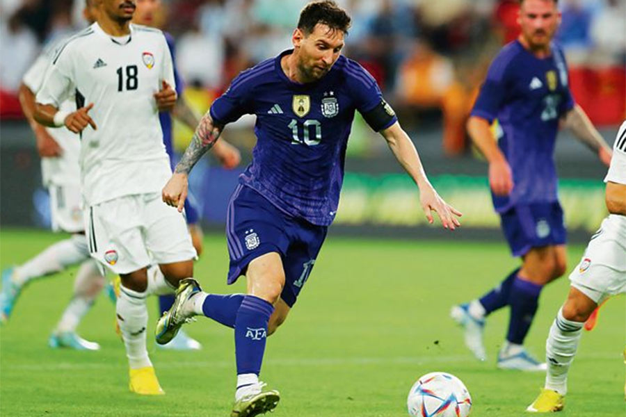 ২০১৪ সালের বিশ্বকাপে ২৮ বছর পর ফাইনালে উঠেছিল মেসির আর্জেন্টিনা। ওই ১০ নম্বর জার্সিকে কেন্দ্রে রেখে দল তৈরি করেছিলেন কোচ আলেহান্দ্রো সাবেয়া। সে বার গ্রুপ পর্যায়ে ৪টি গোল করেছিলেন মেসি।