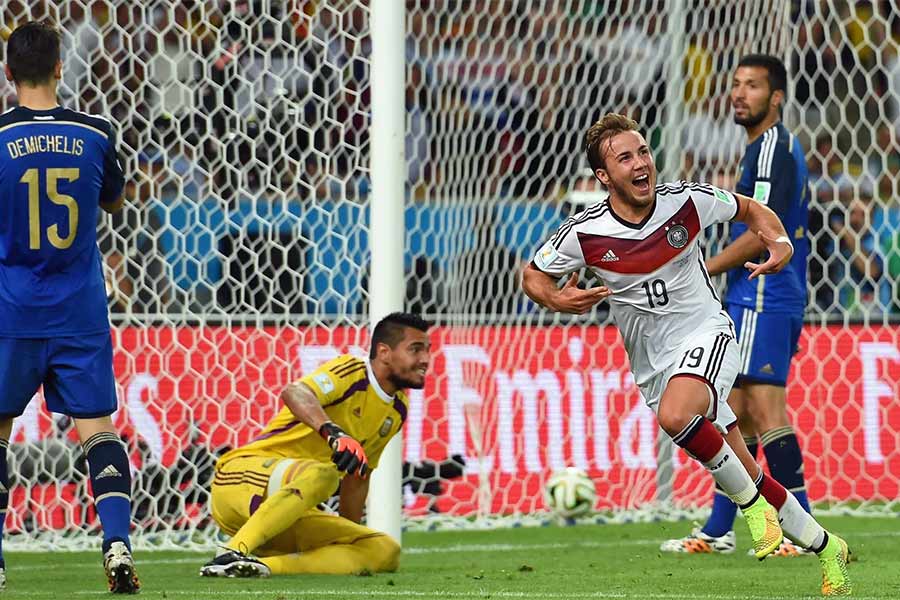 কিন্তু ফাইনালে অতিরিক্ত সময়ের গোলে জার্মানির কাছে হারতে হয়েছিল মেসিদের। বহুপ্রতীক্ষিত ট্রফির কাছে গিয়ে ব্যর্থ হতে হয়েছিল আর্জেন্টিনাকে।