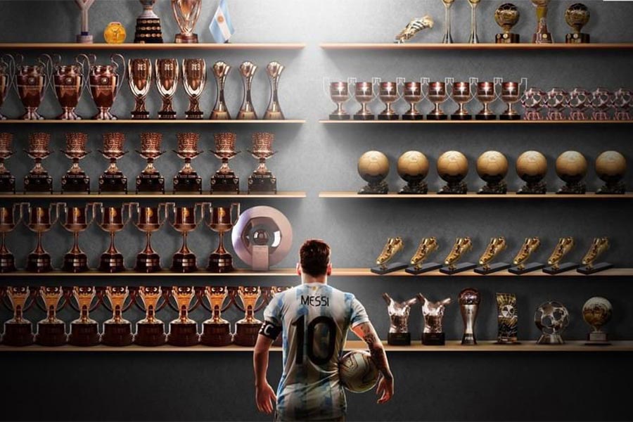 সাতটি বালঁ দ্যর। অলিম্পিক্সে সোনার পদক। বার্সেলোনার হয়ে চ্যাম্পিয়ন্স লিগ জয়। ক্লাব বিশ্বকাপে সেরা হওয়ার ট্রফি... ফুটবল জীবনে সবই পেয়েছেন মেসি। মারাদোনার উত্তরসূরি হিসাবে শুধুই অধরা থেকে গিয়েছিল আর একটি বিশ্বকাপ।