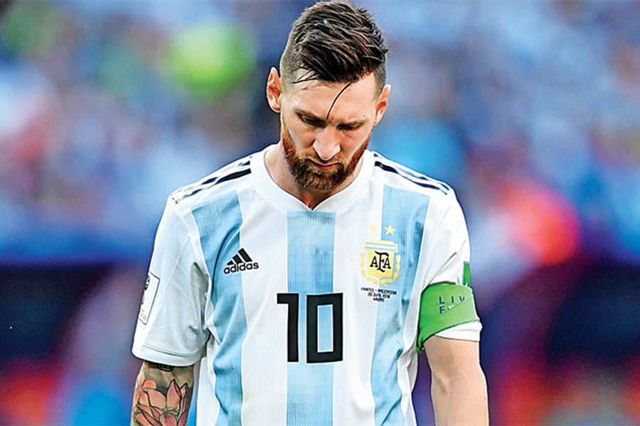 ২০১৪ থেকে ২০১৯— এই পাঁচ বছর আর্জেন্টিনার ফুটবলের ইতিহাসে সবচেয়ে কঠিন সময় বলেই অনেকে মনে করেন। দু'-দু'বার কোপা আমেরিকার ফাইনালে উঠেও হারতে হয় দলকে। জাতীয় দল থেকে সরে দাঁড়ান মেসিও।