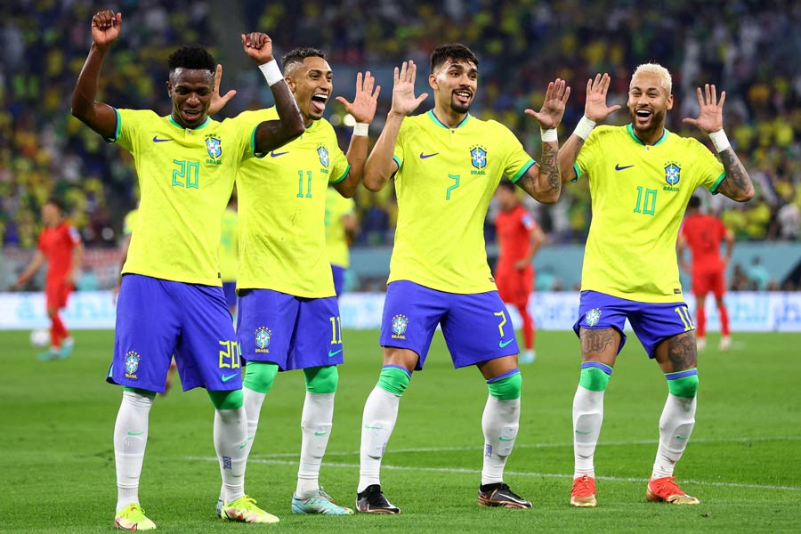 প্রতিটি ম্যাচেরই বিশেষ কিছু মুহূর্ত আমাদের মন ছুঁয়ে গিয়েছে। কিছু গোল, কিছু গোলের উচ্ছ্বাস, কিছু রেকর্ড তৈরি করেছে শিরোনাম। দেখে নেওয়া যাক ২০২২ কাতার বিশ্বকাপের সেই রকমই কিছু স্মরণীয় মুহূর্ত, যা মনে থেকে যাবে বহু দিন। 