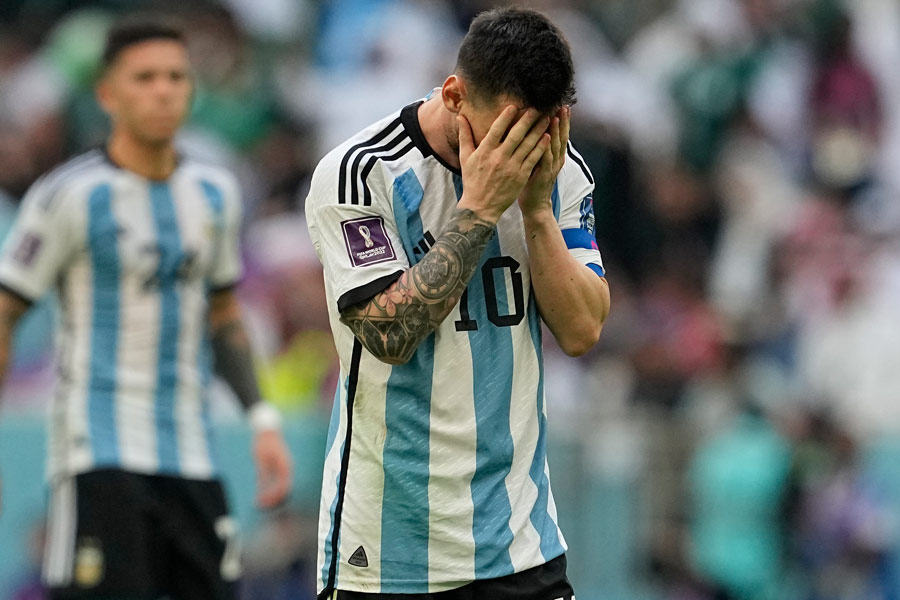 সৌদি আরবের কাছে আর্জেন্টিনার হার: গ্রুপ সি-এর প্রথম ম্যাচে খেলতে নেমেই হোঁচট খেয়েছিল আর্জেন্টিনা। সৌদি আরবের কাছে হেরে গিয়েছিল তারা। প্রথমার্ধে পেনাল্টি থেকে গোল করে দলকে এগিয়ে দেন লিয়োনেল মেসি। কিন্তু সেই আনন্দ স্থায়ী হয়নি বেশি ক্ষণ।