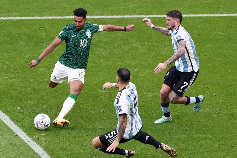 দ্বিতীয়ার্ধে সবাইকে অবাক করে দিয়ে গোল শোধ করে সৌদি। দলের প্রথম গোলটি করে ম্যাচে সমতা ফেরান সালেহ আল-শেহরি। সমতা ফেরানোর পাঁচ মিনিটের মধ্যেই দ্বিতীয় গোল সালেম আল-দাওসারির। বাক্‌রুদ্ধ আর্জেন্টিনা এবং তার সমর্থকেরা। মেসিকে নিয়ে আর্জেন্টিনীয় সমর্থকদের খোঁচা দিতেও ভোলেননি সৌদি সমর্থকরা।