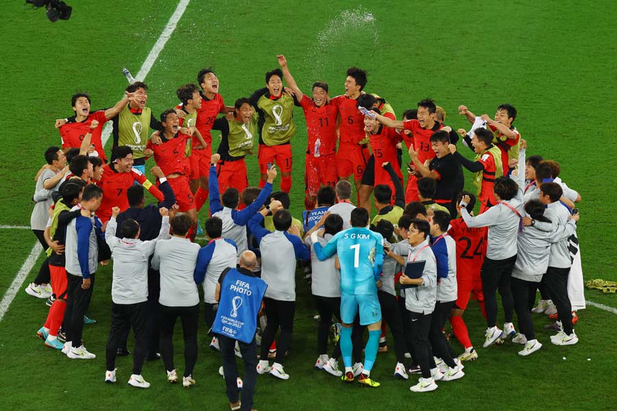 শেষ ষোলোয় পৌঁছতে দক্ষিণ কোরিয়ার অপেক্ষা: গ্রুপ এইচের শেষ ম্যাচে ক্রিশ্চিয়ানো রোনাল্ডোর পর্তুগালের বিরুদ্ধে ৯১ মিনিটে গোল করে দলকে জয় এনে দিয়েছিলেন দক্ষিণ কোরিয়ার হোয়াং হি চ্যান। পর্তুগালকে ২-১ গোলে  হারানোর পরও শেষ ষোলোয় স্থান পাকা করতে অপেক্ষা করতে হয়েছিল পাক্কা ১০ মিনিট।