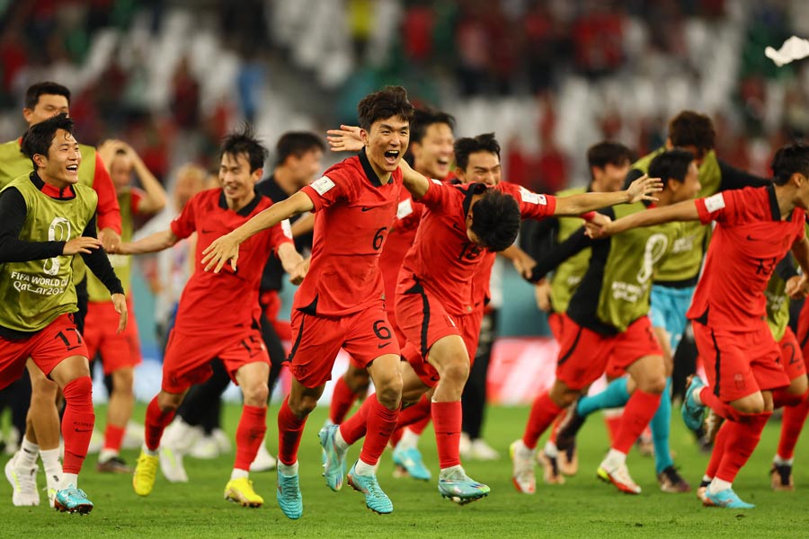 কঠিন সেই ১০ মিনিট দক্ষিণ কোরিয়ার ফুটবলাররা এবং সমর্থকেরা চোখ রেখেছিলেন উরুগুয়ে বনাম ঘানার ম্যাচে। সেই ম্যাচে অতিরিক্ত সময় দেওয়া হয়েছিল দশ মিনিট। উরুগুয়ে একটি গোল দিতে পারলেই ছিটকে যেত কোরিয়া। শেষ পর্যন্ত তা পারেননি সুয়ারেজরা। উরুগুয়ে বনাম ঘানার ম্যাচ শেষ হতেই শেষ ষোলোয় স্থান নিশ্চিত হয় দক্ষিণ কোরিয়ার। দর্শকদের কাছে ছুটে গিয়ে তাঁদের সঙ্গে আনন্দে মেতে ওঠেন কোরিয়ার খেলোয়াড়রা।