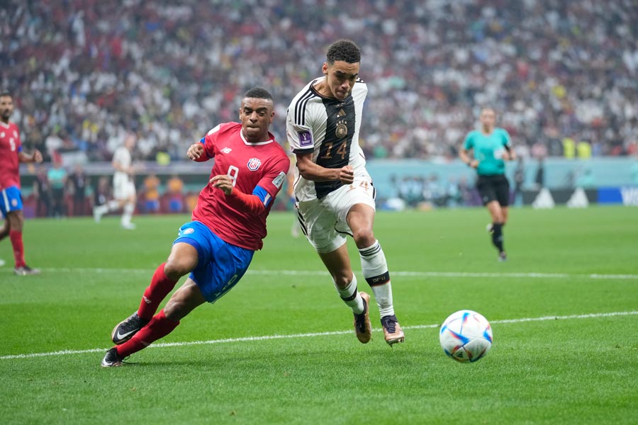 যত কাণ্ড গ্রুপ ই-তে: গ্রুপের প্রথম দু’টি ম্যাচের একটিতে জাপানের কাছে পরাজিত হয় জার্মানি এবং অপরটিতে কোস্টা রিকাকে ৭ গোল দেয় স্পেন। পরের রাউন্ডে যেতে হলে গ্রুপের শেষ ম্যাচটি জিততেই হত জার্মানিকে। স্পেনকে জিততে হত জাপানের বিরুদ্ধে। তা হলেই তারা গ্রুপ শীর্ষে থেকে পরের রাউন্ডে যেতে পারত। সেই ভাবে সব ঠিকঠাক চলছিলও। প্রথমার্ধের খেলার শেষে স্পেন এবং জার্মানি দুই দলই এক গোলে এগিয়ে ছিল।