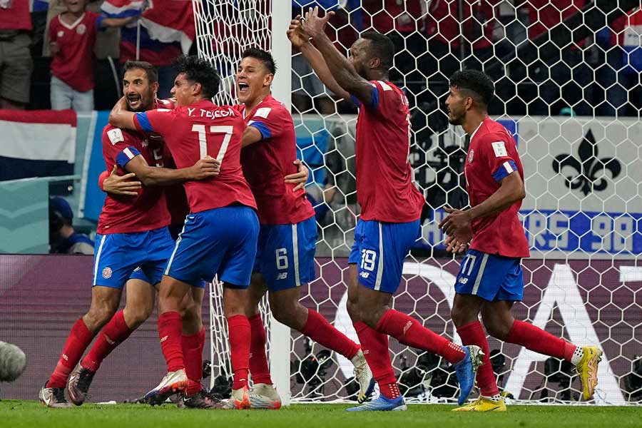 তার পরই সব ওলটপালট হয়ে যায়। দ্বিতীয়ার্ধের শুরুতেই ৩ মিনিটের ব্যবধানে পর পর দু’গোল দিয়ে দেয় জাপান। অন্য দিকে কোস্টা রিকাও ম্যাচের স্রোতের বিপরীতে দু’গোল দিয়ে এগিয়ে যায়। অবশেষে জার্মানি ৪-২ গোলে ম্যাচটি জিতে যায়।