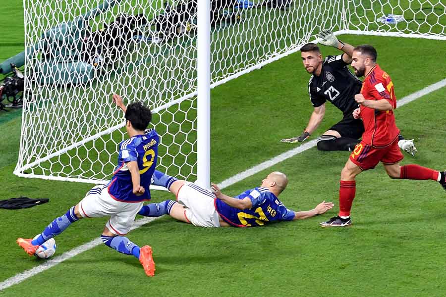 কিন্তু গোল শোধ করতে পারেনি স্পেন। জাপানের কাছে তারা ২-১ গোলে পরাজিত হয়। এর ফলে বদলে যায় সব সমীকরণ। দুই ম্যাচ জিতে গ্রুপ শীর্ষে থেকে পরের রাউন্ডে যায় জাপান। একটি ম্যাচে জয় এবং একটি ড্র করে গ্রুপে দ্বিতীয় স্থান নিয়ে পরের রাউন্ডে যায় স্পেন। গোল পার্থক্যে গ্রুপ পর্ব থেকে ছিটকে যায় চার বারের বিশ্বচ্যাম্পিয়নরা।