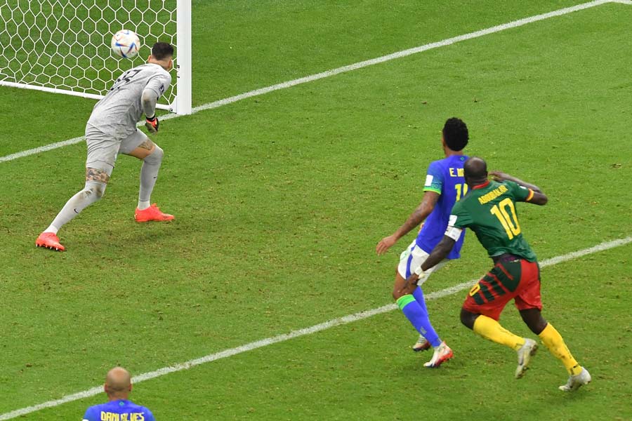 গোল করে লাল কার্ড: ব্রাজিলের বিরুদ্ধে ক্যামেরুনের হয়ে জয়সূচক গোল করে লাল কার্ড দেখে মাঠ ছাড়েন স্ট্রাইকার ভিনসেন্ট আবুবকর। ক্যামেরুন প্রথম কোনও আফ্রিকান দল হিসাবে বিশ্বকাপে ব্রাজিলকে হারায়।