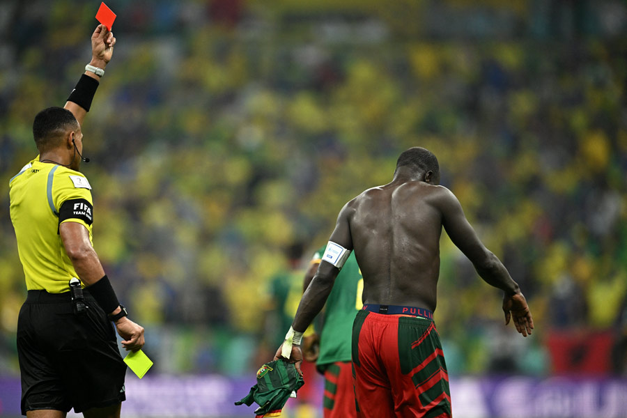 সেই ম্যাচেই গোল করে উচ্ছ্বাস প্রকাশ করতে গিয়ে নিজের জার্সি খুলে ফেলেন আবুবকর। রেফারি সঙ্গে সঙ্গে তাঁকে হলুদ কার্ড দেখান। আবুবকর ম্যাচের প্রথম দিকে একটি হলুদ কার্ড আগে থেকেই দেখেছিলেন। ফলে দু’টি হলুদ কার্ড হওয়ায় লাল কার্ড দেখে মাঠ ছাড়তে হয় তাঁকে।