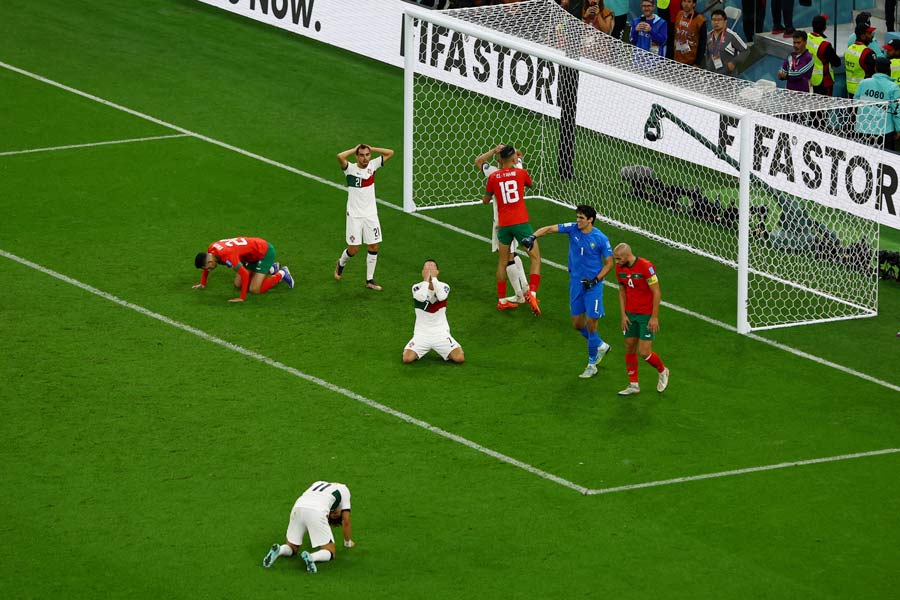 চোখের জলে বিশ্বকাপ থেকে বিদায় রোনাল্ডোর: সুইৎজারল্যান্ডের বিরুদ্ধে তাঁকে প্রথম একাদশের বাইরে রেখেই দল সাজিয়েছিলেন ফের্নান্দো স্যান্টোস। ৬-১-এ জিতেছিলেন রোনাল্ডোরা। মরোক্কোর বিরুদ্ধেও ক্রিশ্চিয়ানো রোনাল্ডোকে দলের বাইরে রাখেন স্যান্টোস।