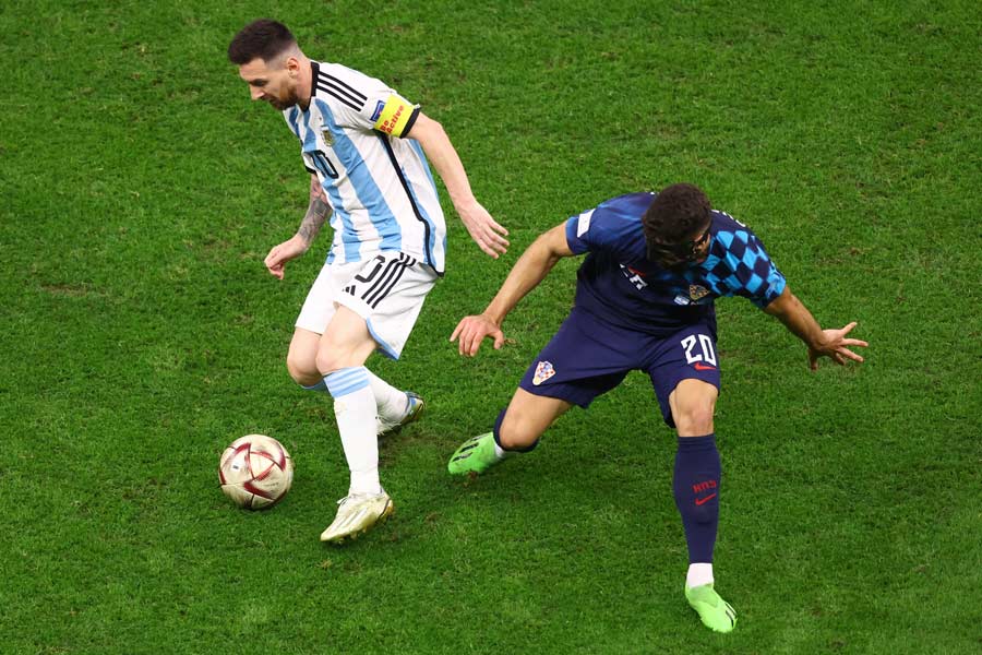 ডিফেন্ডার জসকো গার্দিওলের বিরুদ্ধে মেসি: ক্রোয়েশিয়ার বিরুদ্ধে ৩-০ গোলে জয়লাভ করে আর্জেন্টিনা। ম্যাচে পেনাল্টি থেকে গোল করেন লিয়োনেল মেসি। অপর দু’টি গোল ইউলিয়ান আলভারেসের। তৃতীয় গোলটি আলভারেস করেন মেসির পাস থেকেই। সেই পাস বাড়ানোর জন্য এই বারের বিশ্বকাপের অন্যতম প্রতিশ্রুতিমান ডিফেন্ডার ক্রোয়েশিয়ার জসকো গার্দিওলকে যে ভাবে ঘোল খাইয়ে ছেড়েছিলেন মেসি, তা এই এ বারের অন্যতম সেরা মুহূর্ত।