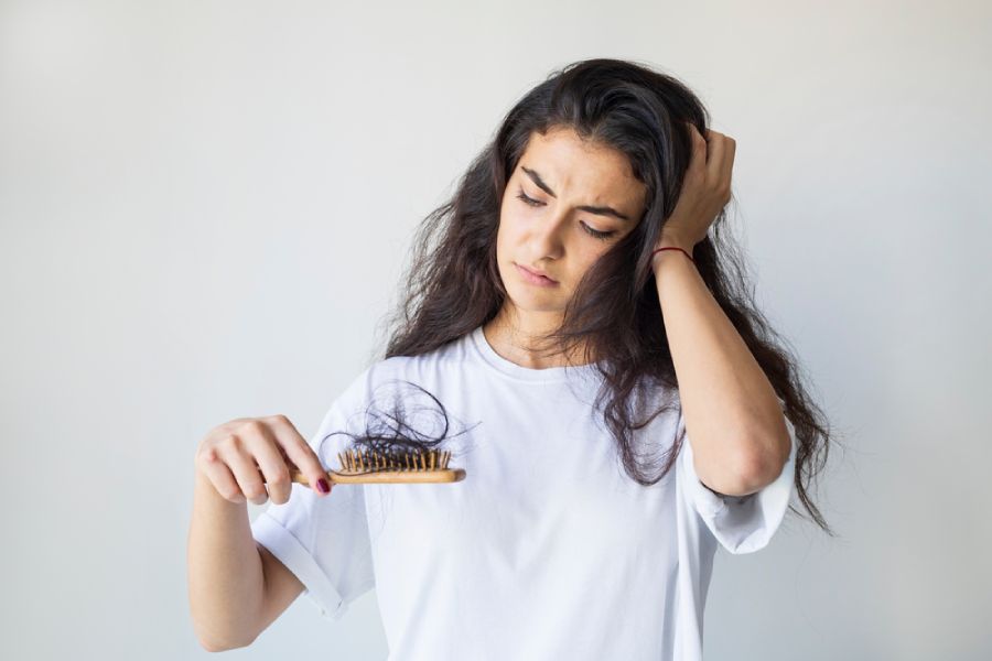 ভিটামিন সি-এর স্বল্পতা চুলের গোড়াকে আলগা করে ও চুল পাতলা করে তোলে। 