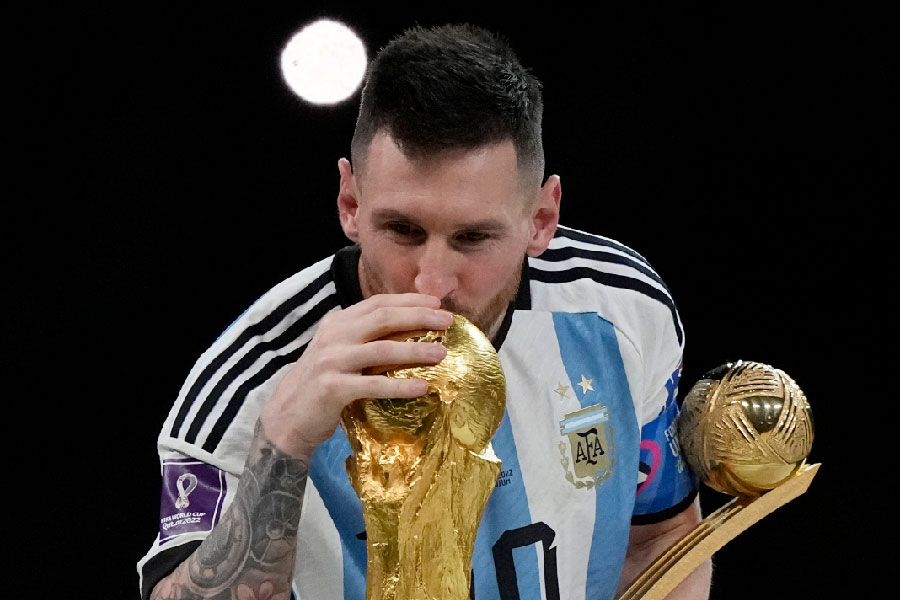 ৩৬ বছর পর বিশ্বকাপ জিতেছে আর্জেন্টিনা। ফ্রান্সের সঙ্গে হাড্ডাহাড্ডি লড়াই শেষে ‘সর্বকালের সেরা’ মেসি বিশ্বকাপের গায়ে এঁকে দিয়েছেন বহু প্রতীক্ষিত চুম্বন। 
