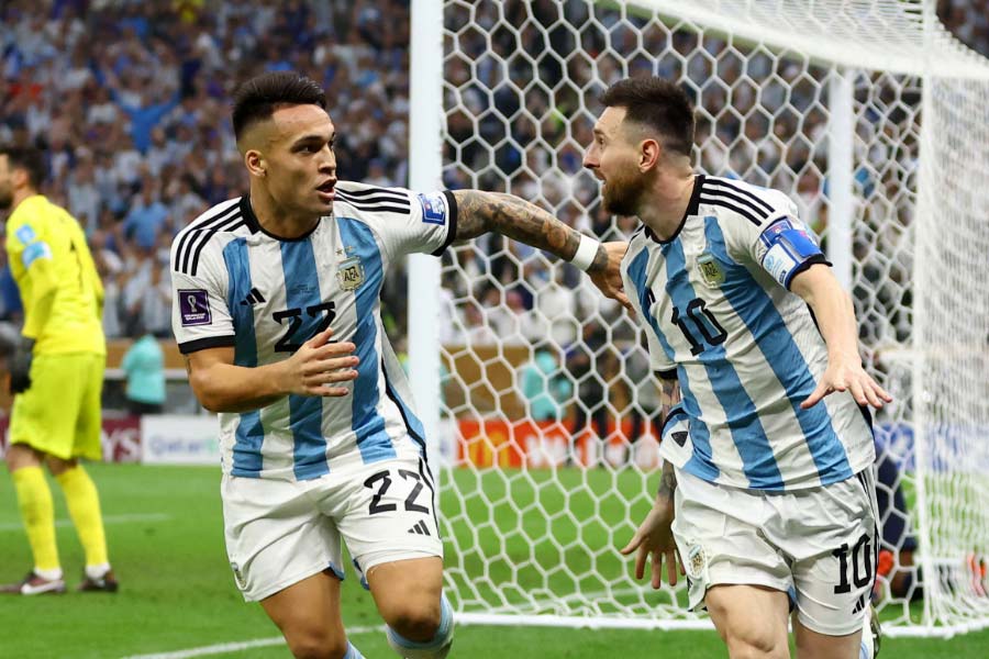 চলতি বিশ্বকাপে মেসি বা তাঁর সতীর্থদের উচ্ছ্বাস প্রকাশের ভঙ্গিতে কিছু বিশেষত্ব ছিল। যা অনুরাগীদের চোখ এড়ায়নি। প্রায় প্রত্যেক ম্যাচের শেষে বা কোনও গোল হওয়ার পর দেখা গিয়েছে সেই উচ্ছ্বাস। 