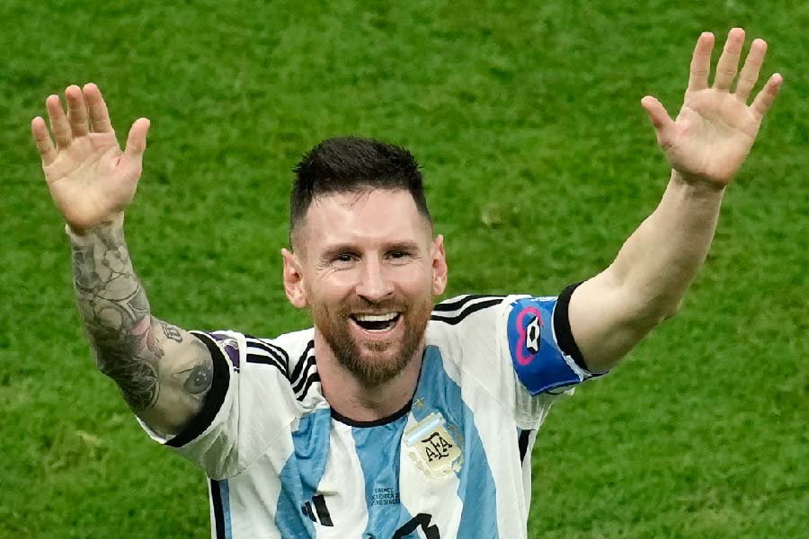 দু’হাত উপরে তুলে গ্যালারিতে বসে থাকা আর্জেন্টাইন সমর্থকদের উদ্দেশে বার বার নির্দিষ্ট ছন্দে হাত নেড়েছেন মেসি। তালে তালে দুলেছে তাঁর শরীরও। 