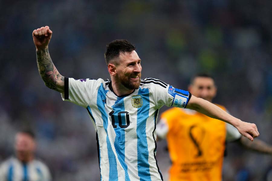 হাত নেড়ে কী বলার চেষ্টা করছিলেন মেসি? তালে তালে হাতের ওঠানামায় কিসের ইঙ্গিত ছিল?