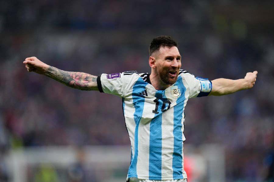 অভিনব এই উচ্ছ্বাসের গূঢ় অর্থ বেশি দিন গোপন থাকেনি। জানা গিয়েছে, বিশ্বকাপের মঞ্চে আসলে একটি বিশেষ গানকে আঁকড়ে ধরেছিলেন মেসিরা। তারই তালে তালে আনন্দে লাফাচ্ছিলেন, নাচিয়ে তুলছিলেন সমগ্র আর্জেন্টিনাকে।