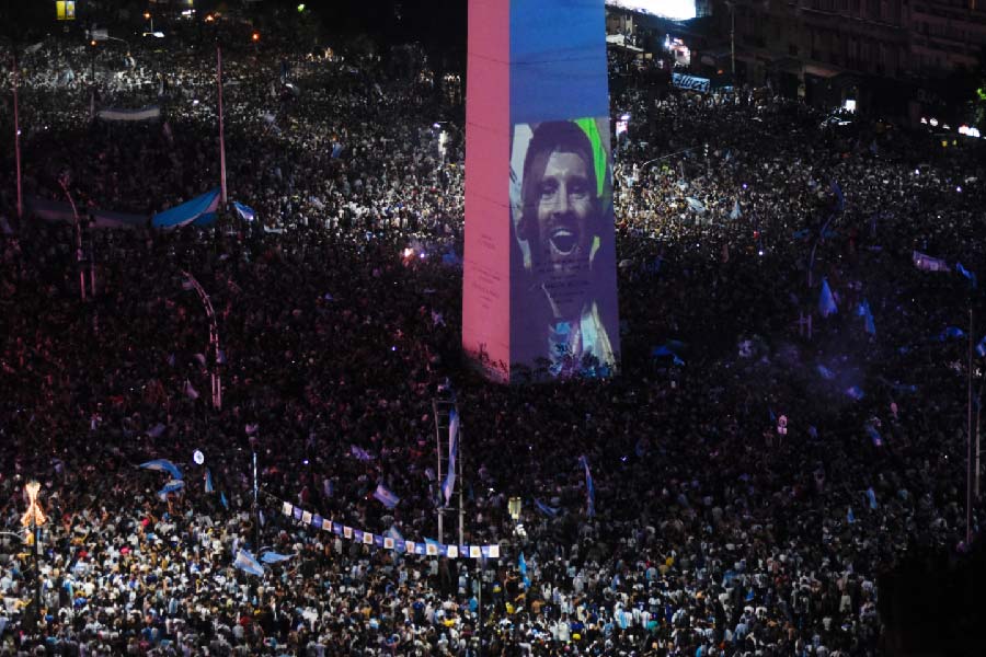 গানটির নাম ‘মুচাচোস’। স্প্যানিশ ভাষায় এই শব্দের অর্থ ‘তারুণ্য’। এই গানই বিশ্বকাপে তাতিয়েছে মেসিদের। কাতারের গ্যালারিতে কিংবা আর্জেন্টিনার রাস্তায় রাস্তায় এই গানের সুর ধ্বনিত হয়েছে গত কয়েক দিন ধরে। গানে গানেই জয়ের উদ্‌যাপন করেছেন এলএম১০।