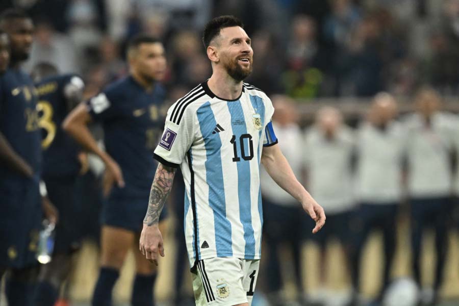 বিশ্বকাপ মাতিয়ে দেওয়া এই গান লিখেছেন কোনও এক আর্জেন্টিনীয় সমর্থক। তাঁকে কুর্নিশ করেছেন স্বয়ং মেসি। তিনি জানিয়েছেন, ভক্তদের বানানো এটাই তাঁর শোনা সেরা গান।