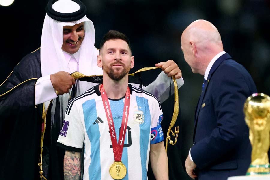 ১৯৮২ সালে ফকল্যান্ড যুদ্ধে ব্রিটেনের মুখোমুখি হয়েছিল আর্জেন্টিনা। রক্তক্ষয়ী সে সংগ্রামে আর্জেন্টিনা হেরে গিয়েছিল। কিন্তু দেশের সেনাদের লড়াই ভুলে যাননি কেউ। ব্রিটেনের বিরুদ্ধে আর্জেন্টিনার সেই লড়াইয়ের কথাও রয়েছে বিশ্বকাপে মেসির দেশের এই ‘থিম সং’-এ।