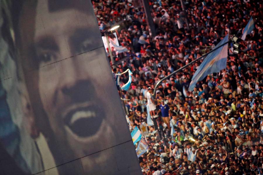 ‘মুচাচোস’-এ আর্জেন্টিনীয়দের তাতানোর জন্য রাখা হয়েছে ফুটবলের মাঠে তাঁদের চিরপ্রতিদ্বন্দ্বী ব্রাজিলের কথাও। বিশ্বকাপ যাত্রায় আর্জেন্টিনাবাসীকে উদ্বুদ্ধ করেছে সেই সেলেকাও-ছোঁয়া।