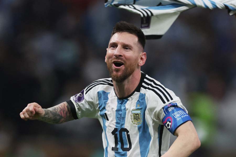 এই গানের কয়েক কলি বাংলায় অনুবাদ করলে হয়, ‘‘আমাদের আশা আবার জেগে উঠেছে। আমরা তৃতীয় কাপটাও জিততে চাই। আমরা হতে চাই বিশ্বচ্যাম্পিয়ন।’’