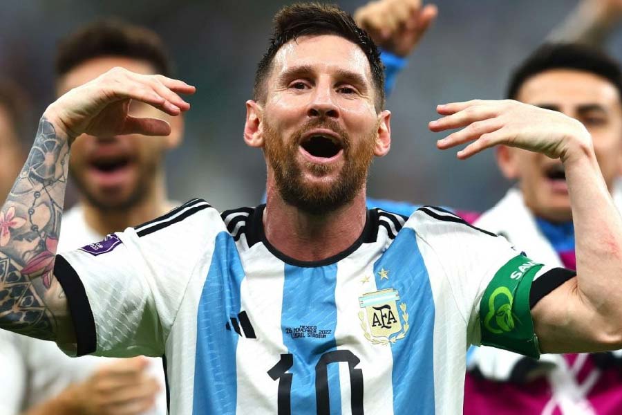 গানটি যিনি লিখেছেন, তাঁর নাম প্রকাশ্যে এসেছে গানটি ভাইরাল হওয়ার কিছু দিনের মধ্যেই। তিনি হলেন ফের্নান্দো রোমেরো। আর্জেন্টিনার এই সমর্থক জানিয়েছেন, তাঁর এমন গান লেখার প্রেরণা কী।