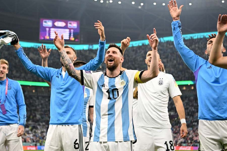 ২০২০ সালে মারাদোনার মৃত্যুর পর ২০২১-এ কোপা আমেরিকা জেতে আর্জেন্টিনা। সেই সময় এই গান বেঁধেছিলেন বলে জানিয়েছেন ফের্নান্দো। তিনি বলেন, ‘‘কোপা জেতার পর আমার মনে হয়েছিল, দিয়েগো আমাদের সঙ্গেই আছেন। তাই আমি এমন একটা গান বানাতে চেয়েছিলাম, যেখানে দিয়েগো থাকবেন। আমরা সকলে সেই গান গাইতে পারব।’’