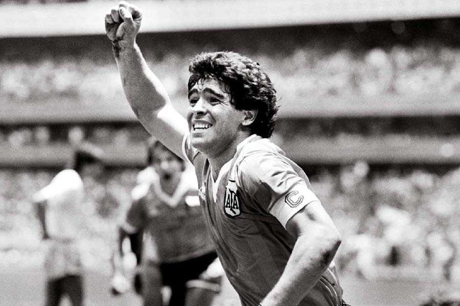 মারাদোনাকে নিয়ে গানে লেখা হয়েছে, ‘‘আকাশ থেকে আমরা দিয়েগোকে দেখতে পাচ্ছি। তিনি তাঁর মা এবং বাবার সঙ্গে বসে আমাদের দেখছেন। লিয়োনেলকে তিনি আরও এক বার বিশ্বকাপ জেতার জন্য উদ্বুদ্ধ করছেন।’’