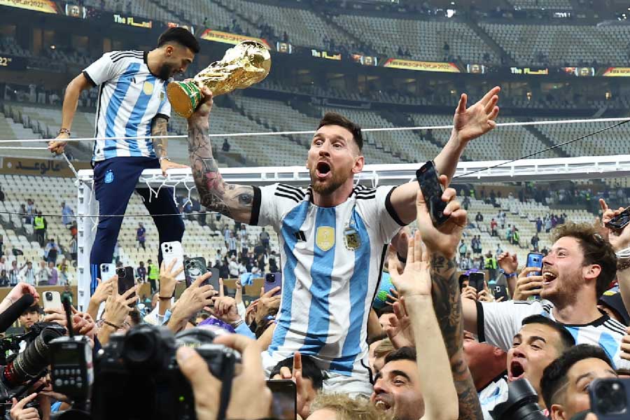 অধিনায়ক হিসাবে একাধিক ফাইনাল খেলেছেন মেসি। বিশ্বকাপটাই কেবল তাঁর অধরা ছিল। রবিবার সে আশা পূরণ করলেন এলএম১০। তাঁর সঙ্গে স্বপ্ন ছুঁলেন সাড়ে ৪ কোটি আর্জেন্টিনীয় নাগরিক।
