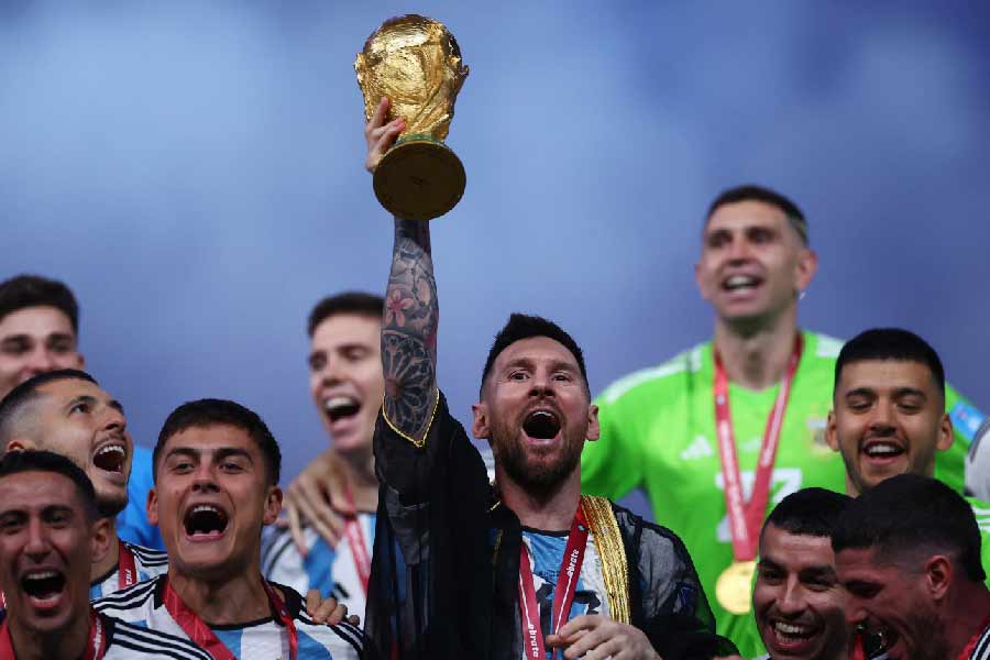 প্রিয় গানের তালে নাচতে নাচতেই বিশ্বকাপের ট্রফি হাতে তুলে নিয়েছেন মেসি। আলভারেস, দি মারিয়ারা তাঁকে সঙ্গ দিয়েছেন, ভেসেছেন আবেগে। কাতারের মাঠে এ ভাবেই ইতিহাস লিখে ফেলেছে ‘মুচাচোস’।