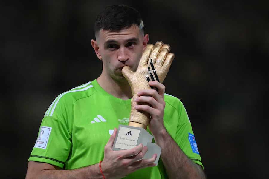 কাতার বিশ্বকাপে মার্তিনেসের হাতেই উঠল সোনার গ্লাভস্। বিশ্বকাপে সেরা গোলরক্ষকের স্বীকৃতি। এর আগে কোপা আমেরিকাতেও একই সম্মান পেয়েছিলেন তিনি।