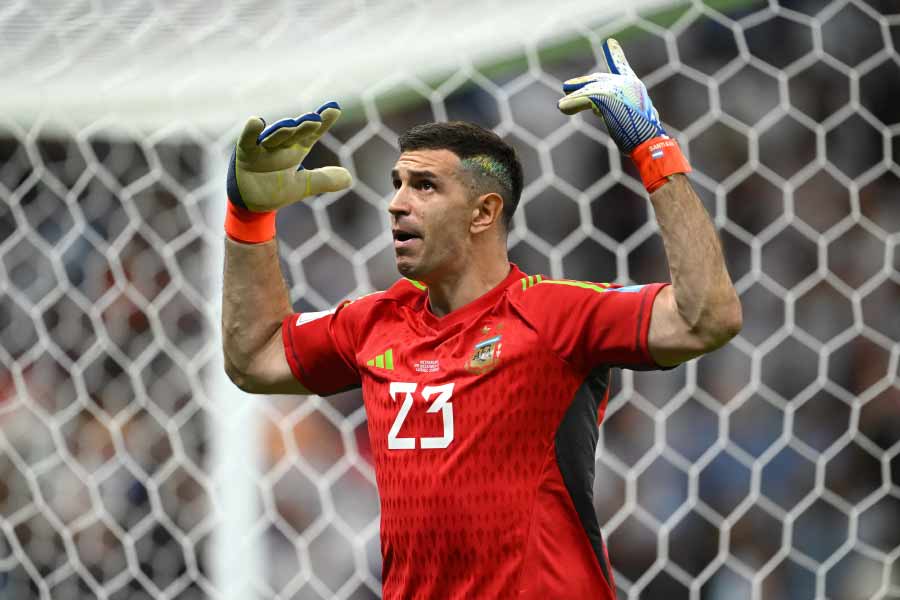 স্বাভাবিক ভাবেই মেসিকে নিয়েই মাতামাতি চলছে। কিন্তু টাইব্রেকারে আর্জেন্টিনার আসল নায়ক কিন্তু এক জনই। তিনি গোলরক্ষক এমিলিয়ানো মার্তিনেস।