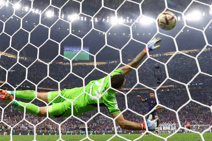 গ্লাভস‌্ হাতে তেকাঠির নীচে দুর্ভেদ্য বলয় তৈরি করেন মার্তিনেস। তাঁকে ডিঙিয়ে জালে বল জড়ানো যে সহজ নয়, তা হাড়ে হাড়ে টের পেয়েছেন বিপক্ষ দলের ফুটবলাররা। 