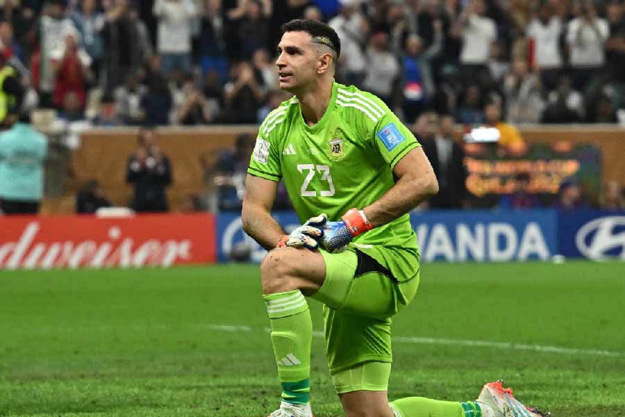 ক্লাব ফুটবলেও মার্তিনেস দাগ কেটেছেন বার বার। তিনি ইংল্যান্ডের অ্যাস্টন ভিলা ক্লাবের হয়ে খেলেন। ২০২০ সালের সেপ্টেম্বরে ২ কোটি ইউরো (ভারতীয় মুদ্রায় যার মূল্য প্রায় ২০১ কোটি টাকা) খরচ করে আর্জেন্টিনার এই অন্যতম সেরা গোলরক্ষককে কিনে নিয়েছেন ক্লাব কর্তৃপক্ষ। অ্যাস্টন ভিলার সঙ্গে তাঁর চুক্তি ৪ বছরের।