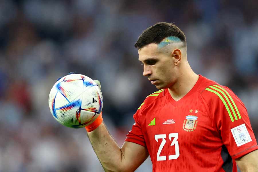 এর আগে মার্তিনেস খেলতেন আর্সেনাল ক্লাবের জার্সিতে। সেখানেও একের পর এক নজির গড়তে দেখা গিয়েছিল তাঁকে। অ্যাস্টন ভিলা ক্লাবের হয়ে মার্তিনেস ২০২০-২১ ক্রীড়াবর্ষে সেরা খেলোয়াড়ের সম্মান পান।