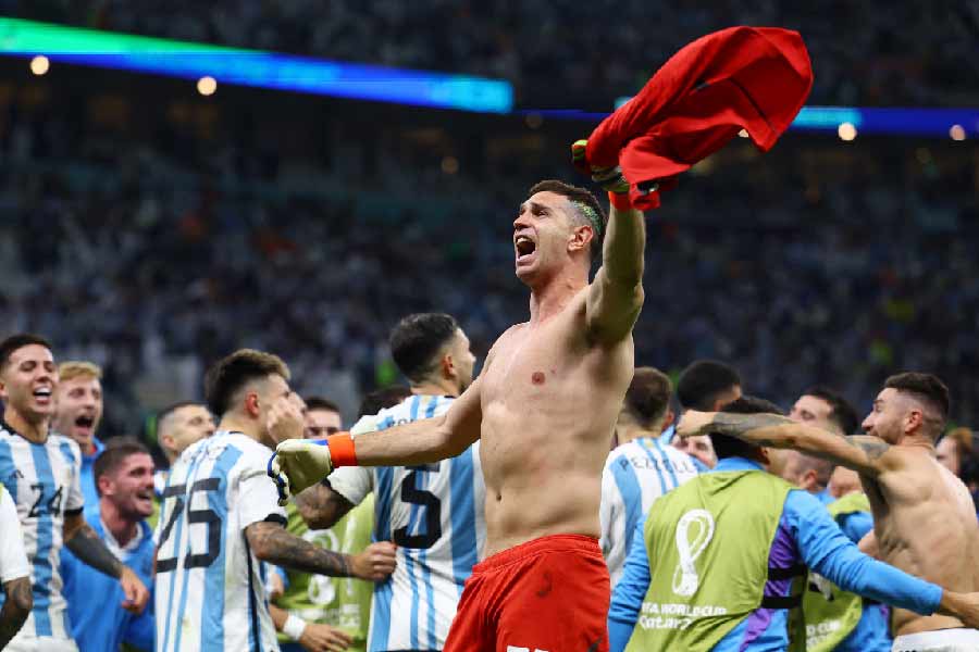 চলতি বিশ্বকাপে ধারাবাহিক ভাবে ভাল খেলেছেন ‘দিবু’। অবিশ্বাস্য ভাবে বাঁচিয়েছেন একাধিক গোল। ফ্রান্সের পাশাপাশি নেদারল্যান্ডের বিরুদ্ধে ম্যাচটিতেও টাইব্রেকার হয়। সেখানেও দু’টি গোল বাঁচিয়ে দলকে সেমিফাইনালে তুলে দেন তিনি।