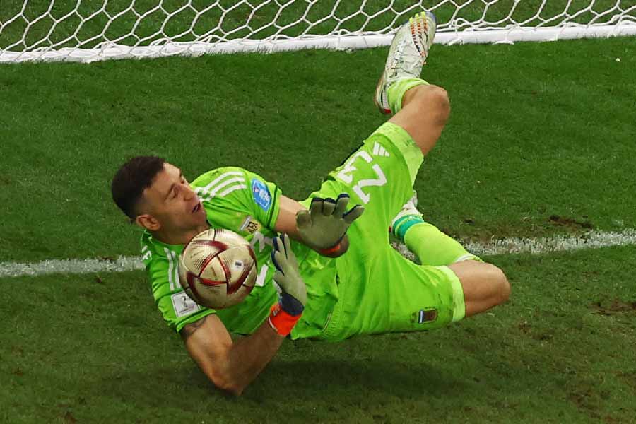 কিন্তু সেমিফাইনালের আগে সেই ম্যাচে মার্তিনেসকে নিয়ে কম বিতর্ক হয়নি। ডাচ কোচকে অশ্লীল ভাষায় গালিগালাজ করতে দেখা গিয়েছিল তাঁকে। জয়ের পর মাঠেই মেজাজ হারান।