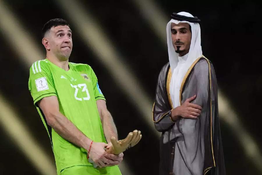 ফাইনাল ম্যাচেও বিতর্ক পিছু ছাড়েনি। সোনার দস্তানা হাতে তুলে নিয়ে তিনি যে অঙ্গভঙ্গি করেছেন, অনেকের মতে তা শালীনতার মাত্রা ছাড়িয়েছে। তবে বিশ্বজয়ের আনন্দে আপাতত সব বিতর্ক ঢাকা পড়ে গিয়েছে। মেসির স্বপ্ন ছোঁয়ার পথে নেপথ্য কারিগর হিসাবে মার্তিনেসকে মনে রেখে দেবে ফুটবলবিশ্ব।