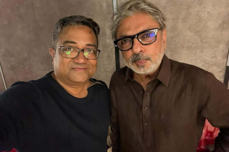 শুটিং এর ফাঁকে পরিচালক সঞ্জয় লীলা ভন্সালীর সঙ্গে সুদীপ চট্টোপাধ্যায়।