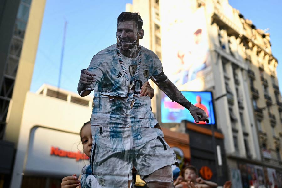 রবিবার রাতের পর কাতার বিশ্বকাপের সোনালি আলোর তরঙ্গ ছুঁয়েছে মেসির জন্মভূমি সেই রোজ়াররিয়োকে।