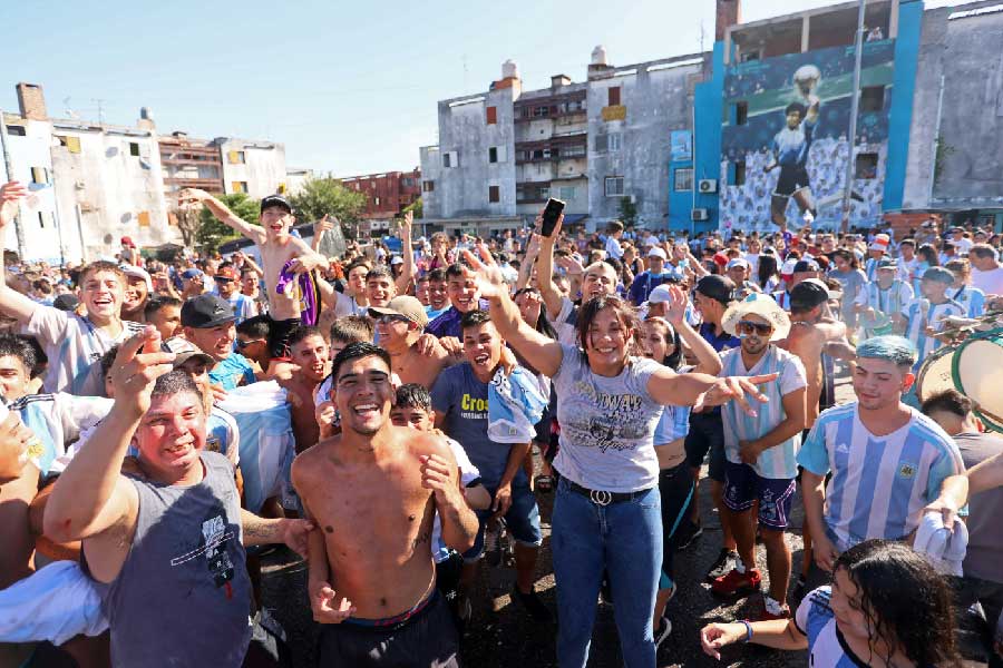 স্বপ্নের সেই নায়ককে ঘিরে বিশ্ব জুড়ে উচ্ছ্বাসের মাঝেই ভক্তদের আলোচনায় উঠে আসছে ফুটবল মাঠের বাইরেও মেসির উজ্জ্বল উপস্থিতির কথা।