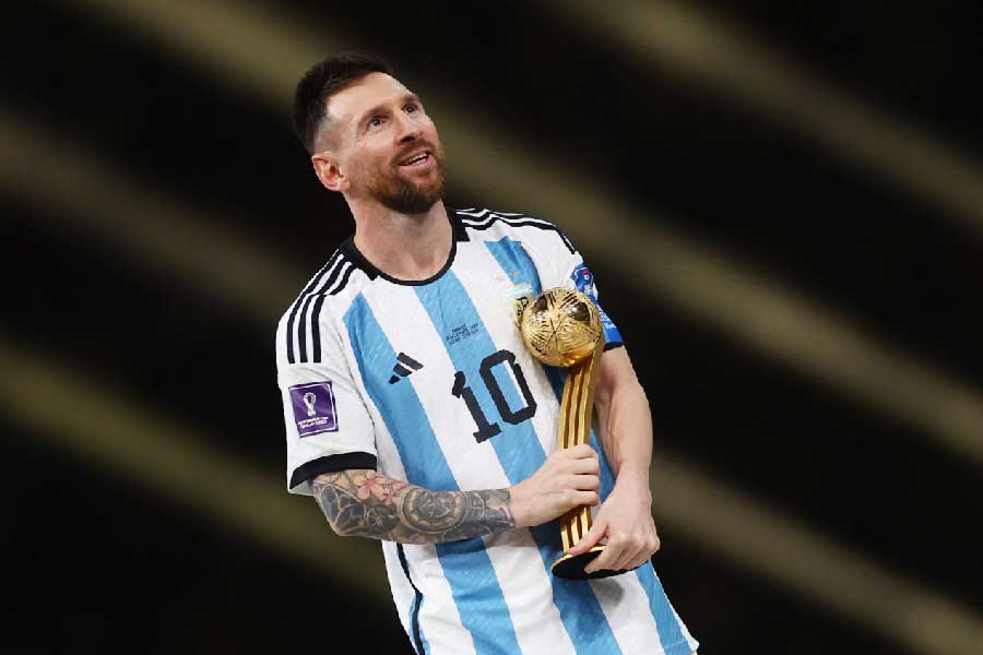 মাঠে নেমে শুধু গোল দেওয়া নয় সারা বিশ্ব জুড়ে সামাজিক নানা কাজে অর্থ দান করার ক্ষেত্রেও খ্যাতি রয়েছে প্যারিস সঁ জরমেঁর এই তারকার।